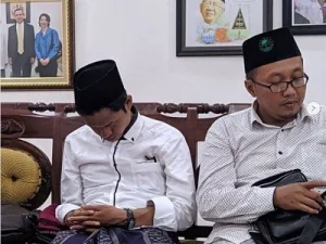 Meniru Tidur Sambung ala Gus Dur