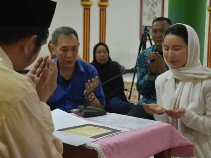 Terinspirasi Sang Ayah, Putri Tokoh Muslim Tionghoa Ini Akhirnya Masuk Islam