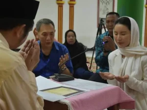 Terinspirasi Sang Ayah, Putri Tokoh Muslim Tionghoa Ini Akhirnya Masuk Islam