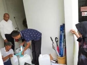 Hand Sanitizer  Langka, Pemkot Surabaya Buat Sendiri dan Dibagikan Gratis