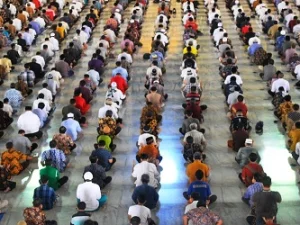 Masjid Al Akbar Surabaya Terapkan Batasan 1 Meter Saat Shalat Jumat