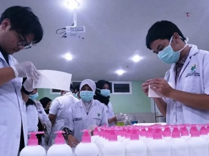 UNUSA Surabaya Bikin Hand Sanitizer Sendiri untuk Sekolah dan Masjid