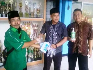 LPBI NU Jakbar dan GP Ansor Bikin Hand Sanitizer Dibagikan ke Sekolah dan Masjid