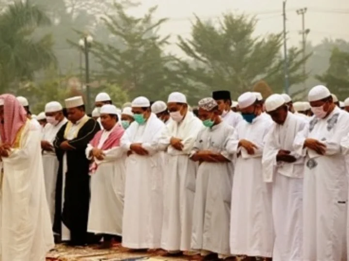Hukum Memakai Masker Saat Shalat