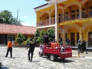 Cegah Corona, Pesantren Yanbu'ul Ulum Lakukan Semprot Desinfektan
