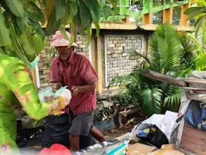 Muslimat NU Salurkan Bantuan Masker dan Sembako untuk Warga Rentan Covid-19