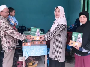 Lawan Covid-19, PC Muslimat NU Malang Berikan Edukasi Kesehatan pada Masyarakat