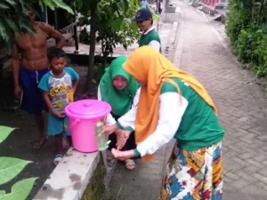 Bendung Corona, Tim Koin NU Peduli Sanggrahan Distribusikan Ember Cuci Tangan