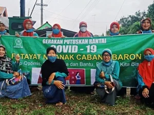Fatayat NU Baron Bantu Putus Covid-19 dengan Membagikan Masker Gratis