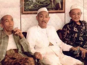 Melamar Istri Menggunakan Mobil KH Ali Maksum