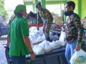 Peduli Imbas Covid-19, NU Lamongan Bagikan 600 Sembako dan 1.500 Masker