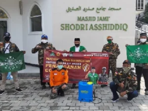 Mencegah Penularan COVID-19 GP Ansor Jakarta Timur Lakukan Penyemprotan Disinfektan