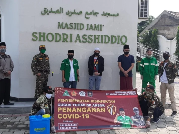 Tak Kenal Lelah, Cegah Penyebaran Covid-19, GP Ansor Jaktim Lakukan Penyemprotan Disinfektan