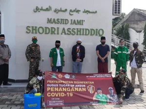 Tak Kenal Lelah, Cegah Penyebaran Covid-19, GP Ansor Jaktim Lakukan Penyemprotan Disinfektan