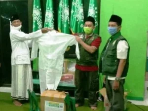 PWNU Jatim Salurkan APD dan Sembako untuk Warga Terdampak Covid-19