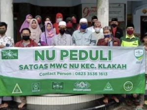 Satgas NU Klakah Bagikan Sembako dan Imbau Warga Tidak Keluar Rumah