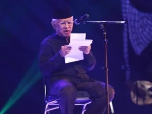 Gus Mus Ditunggui Sunan Kudus Saat Baca Puisi