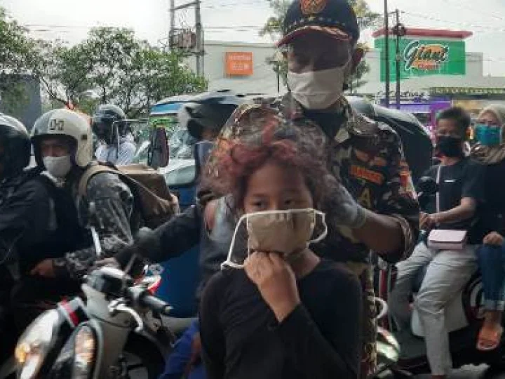 Lagi, Peduli Kemanusiaan Atas Pandemi Covid-19, GP Ansor dan Banser Jaktim Bagikan Masker