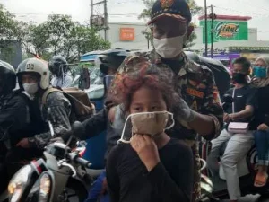 Lagi, Peduli Kemanusiaan Atas Pandemi Covid-19, GP Ansor dan Banser Jaktim Bagikan Masker