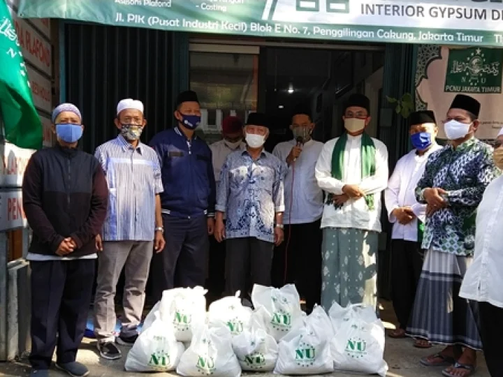 Peduli Terhadap Dampak Covid-19, PCNU Jaktim dan PP Nurul Ibad Salurkan Sembako Untuk Guru Ngaji