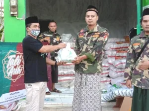 Peduli Terhadap Dampak Covid-19, Gus Yaqut Serahkan Bantuan APD dan Sembako untuk Warga