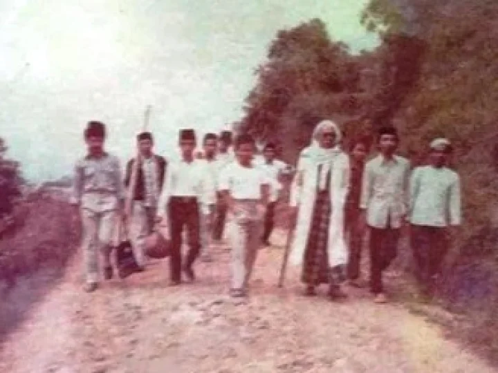 Kisah Perjuangan Mbah Muntaha, Berjalan Kaki 70 Km di Usia 70 Tahun