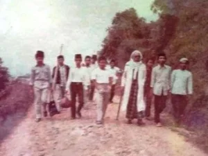 Kisah Perjuangan Mbah Muntaha, Berjalan Kaki 70 Km di Usia 70 Tahun