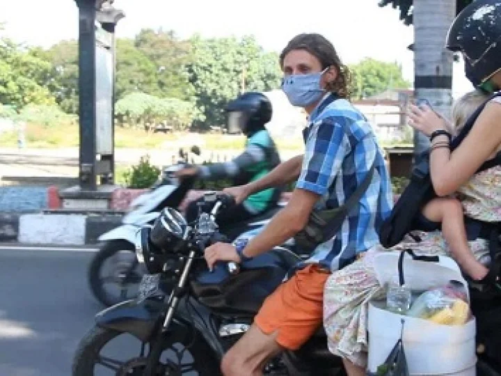Bule Rusia yang Ajak Bayinya Ngamen Demi Makan Ini Ternyata Mengagumi Muslim NTB, Kenapa?