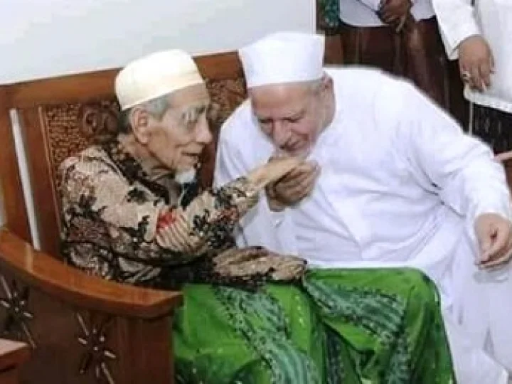 Seputar Kisah tentang Hukum Mencium Tangan Orang Shalih (Bagian 1)