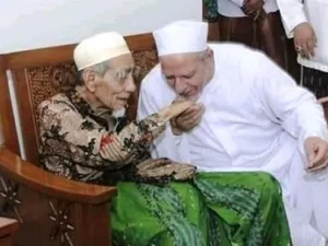 Seputar Kisah tentang Hukum Mencium Tangan Orang Shalih (Bagian 1)