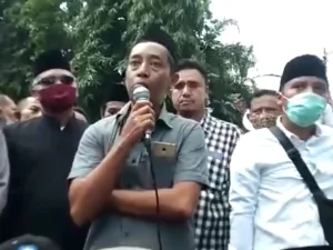 Meminta Klarifikasi Ucapan Anggota Legislatif, Ribuan Santri Sambangi Kantor DPRD Kabupaten Cirebon