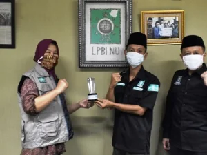 Hari Kemanusiaan Sedunia, LPBI NU Beri Penghargaan Relawan Covid-19