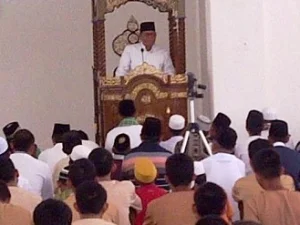 Status Hukum Bacaan Tarqiyyah Sebelum Khatib Naik Mimbar Khutbah