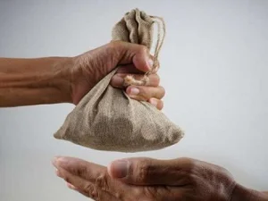 Sedekah pada Keluarga atau Orang Lain, Mana yang Harus Didahulukan?