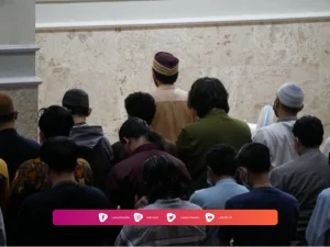 Hukum Membaca Surat Pendek Setelah Fatihah pada Rakaat Ketiga dan Keempat