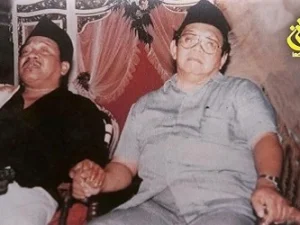 Kisah Gus Miek Saat Ditanya Gus Dur Tentang Kondisi Indonesia