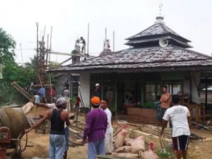 Bagaimana Hukumnya Membangun Masjid Dengan Kayu Curian?