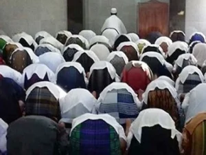 Bagaimana Hukumnya Bila Tertinggal Shalat Jumat? Ini Penjelasan Gus Mus