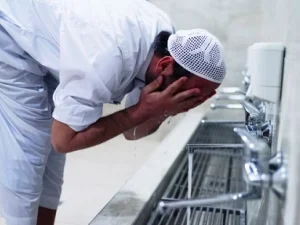 Mengusap Kepala Saat Wudhu' adalah Sunah Menurut Jumhur Ulama?
