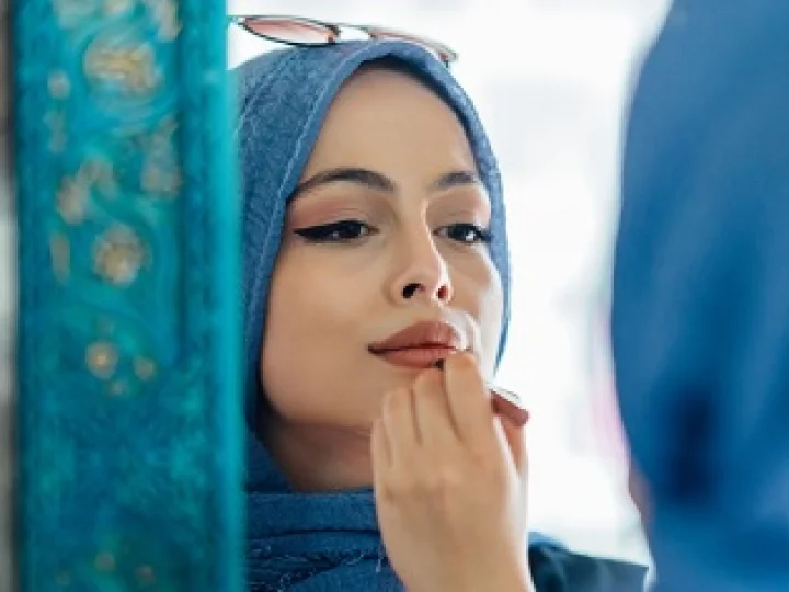 Bagaimana Hukumnya Wanita Mempercantik Diri?