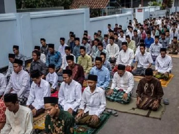 Bagaimana Hukumnya Shalat, Makmum di Luar Masjid?