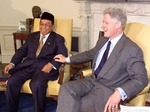 Kisah Saat Gus Dur Mengutus Tim Ekonomi Indonesia Temui Bill Clinton