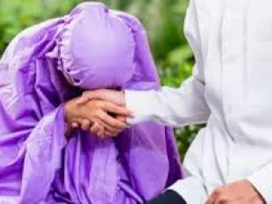 Berjabat Tangan Sambil Menyentuh Pipi