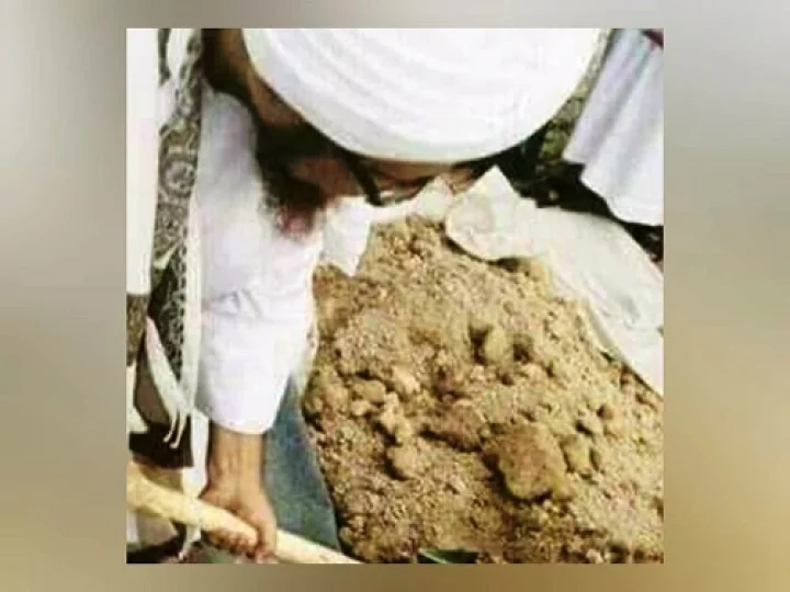 Suara Tangisan Ibunda Habib Umar bin Hafidz yang Sedang Bersujud