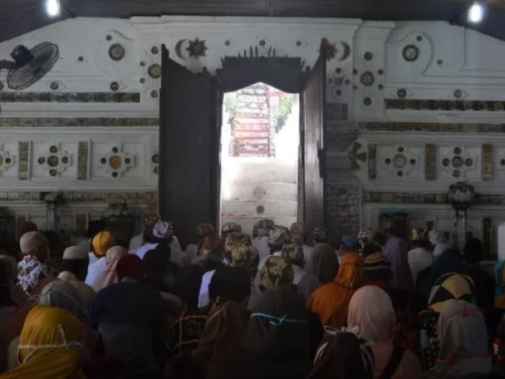 Menziarahi Makam Wali adalah Amalan Para Wali