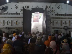 Menziarahi Makam Wali adalah Amalan Para Wali