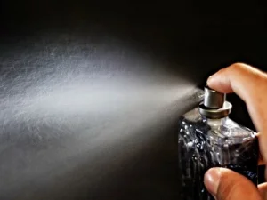Bagaimana Hukumnya Memakai Minyak Wangi Berakohol (Parfum) Waktu Shalat?