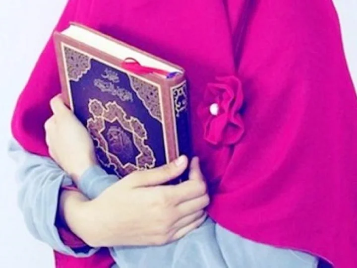 Hukum Wanita Haid Memegang Mushaf Saat Belajar Qur'an