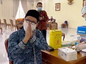 Usai Suntik Vaksin, Ini yang Dialami Kiai Robikin Emhas