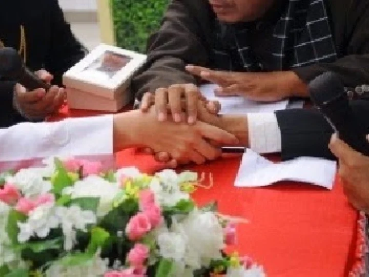 Bagaimana Hukumnya ﻿Mewakilkan Wali Nikah Lewat Telepon ?